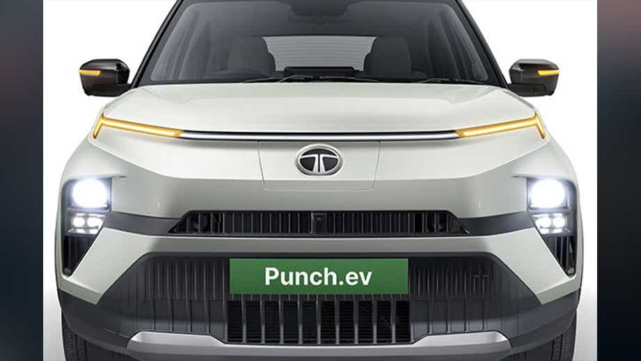Vue de face du Tata Punch EV 2024, un SUV électrique compact de couleur claire, garé sur une route urbaine.