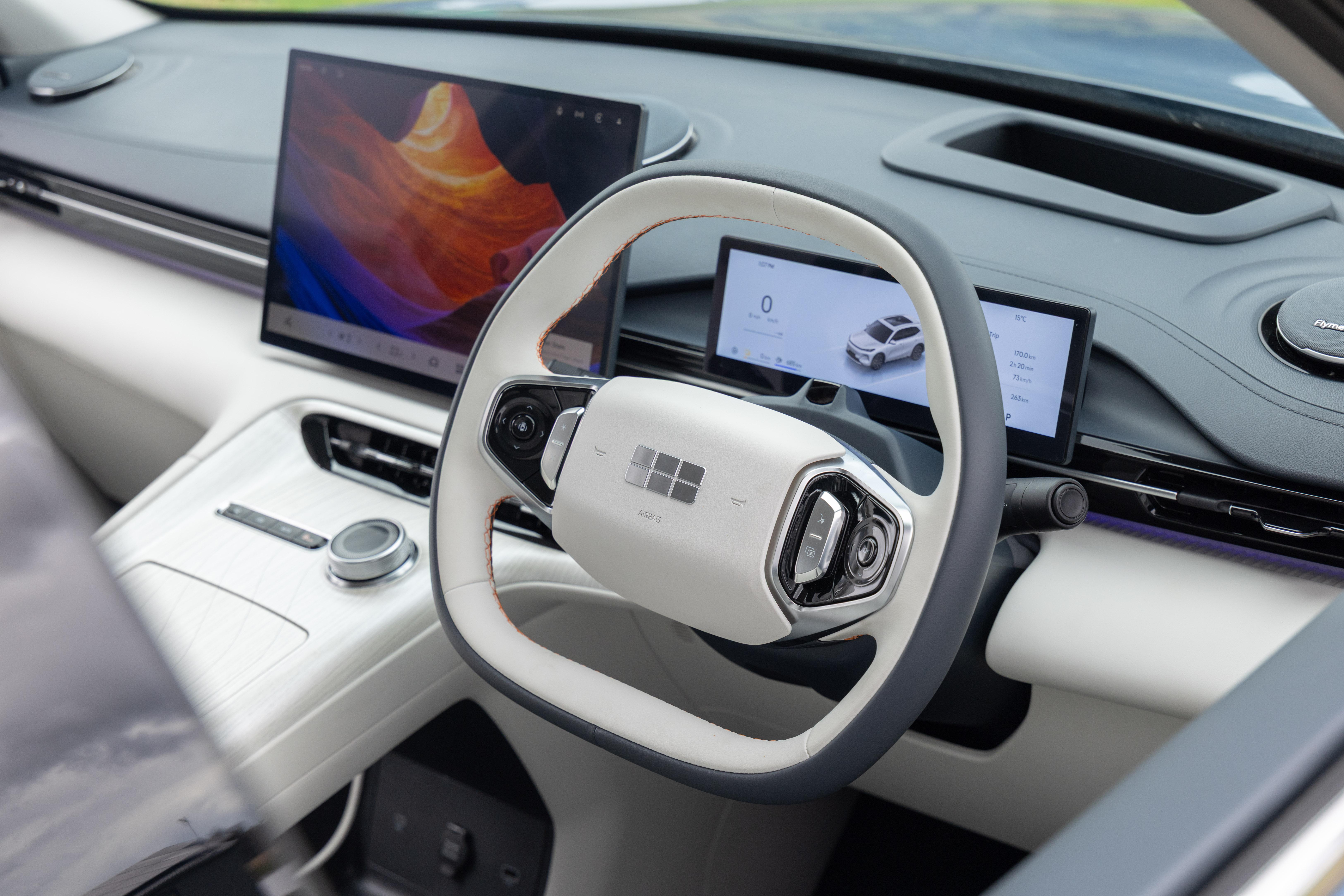 Tableau de bord du Geely Starray EM-i 2026 avec un grand écran tactile central, des sièges en cuir et un éclairage d'ambiance.
