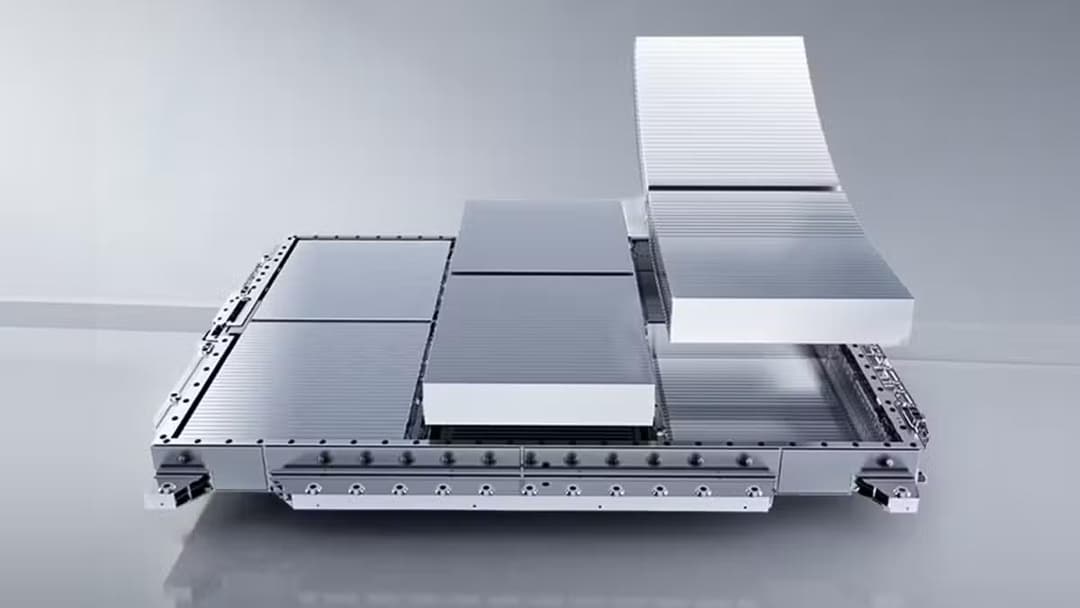 Une vue détaillée de la batterie Blade Battery 2.0 de BYD, montrant ses cellules en forme de lame et sa conception compacte.