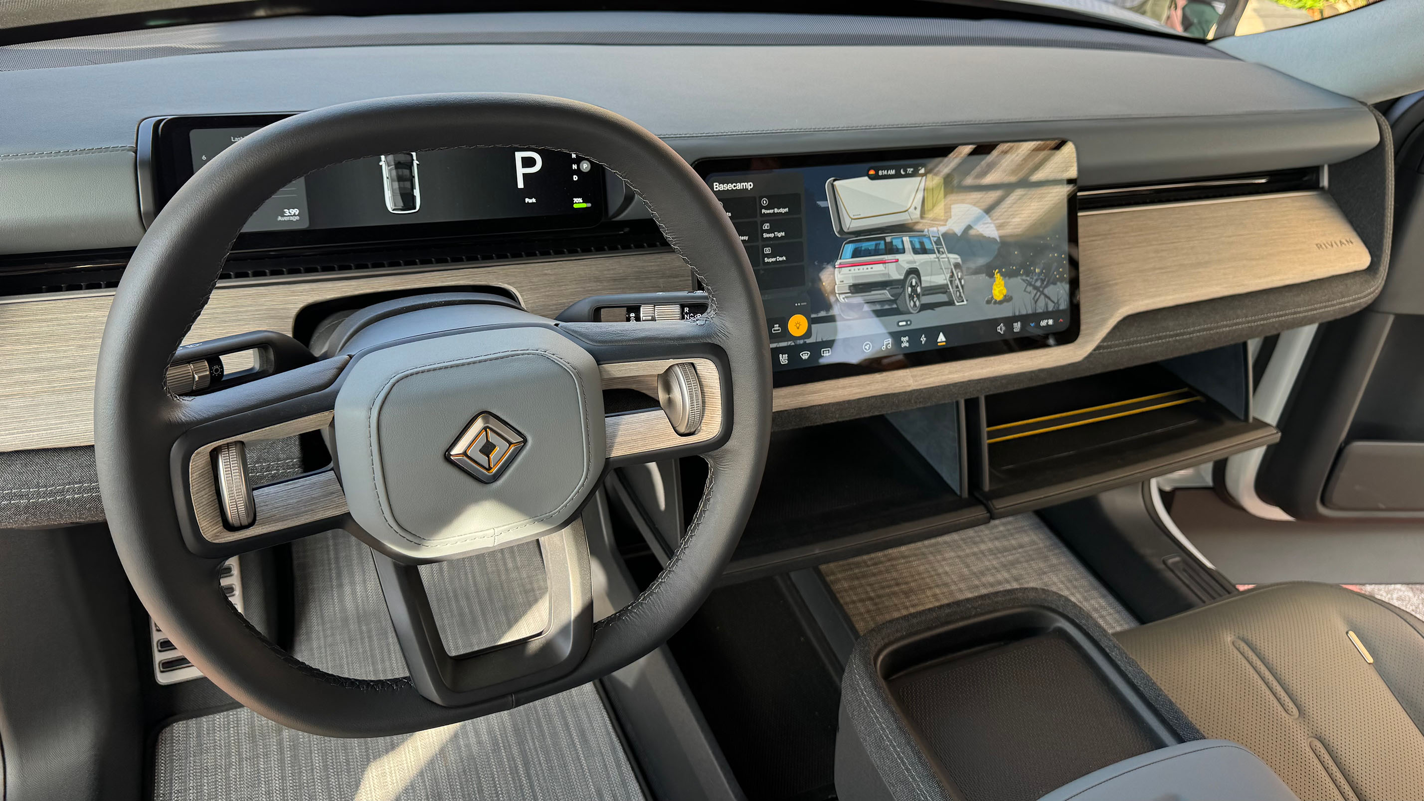 Vue de l'intérieur du Rivian R2, montrant l'habitacle spacieux et les matériaux de qualité.