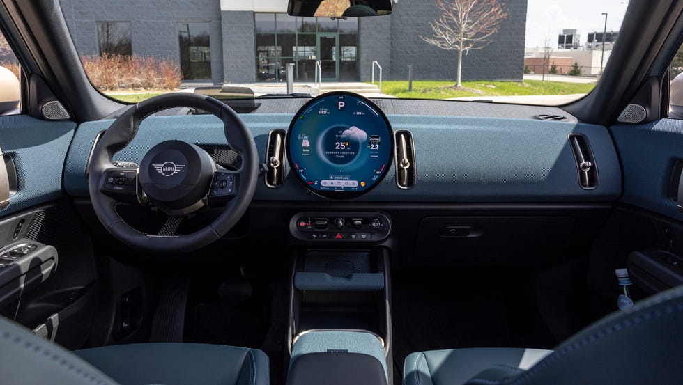 Tableau de bord du Mini Countryman E 2026 avec un grand écran rond, des commandes minimalistes et des matériaux de qualité.
