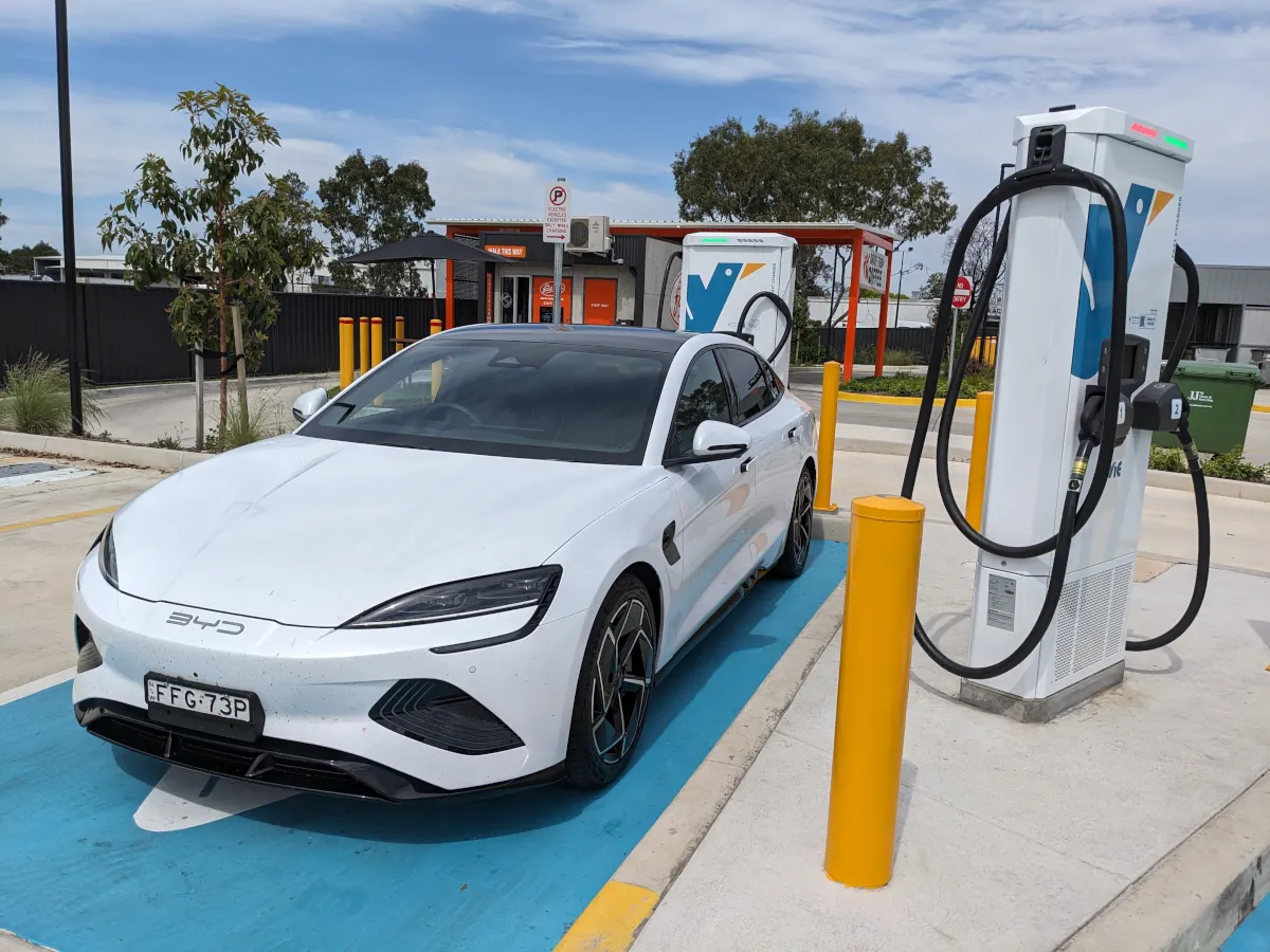 Une voiture électrique BYD Seal en train de se recharger dans un environnement urbain.