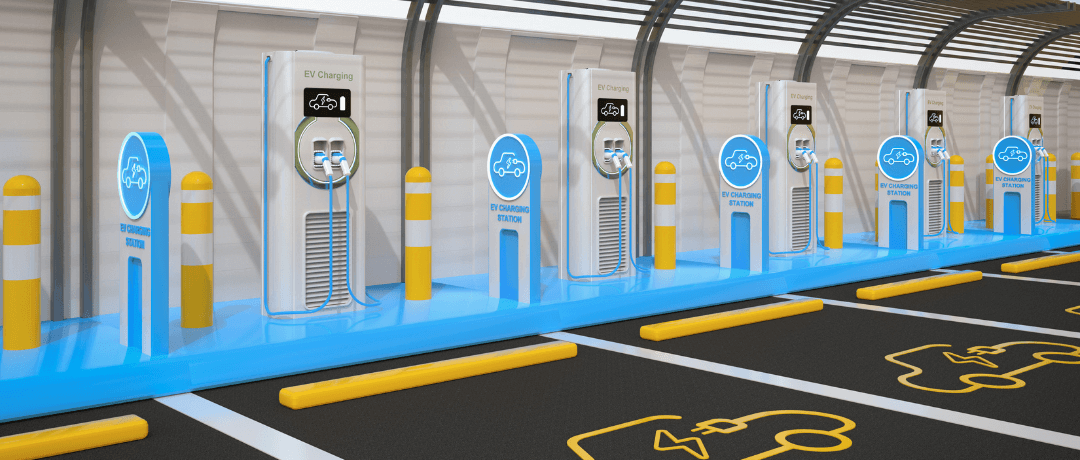 Vue large d'une station de recharge publique pour véhicules électriques dans une ville française, avec plusieurs voitures en charge et des personnes à proximité.