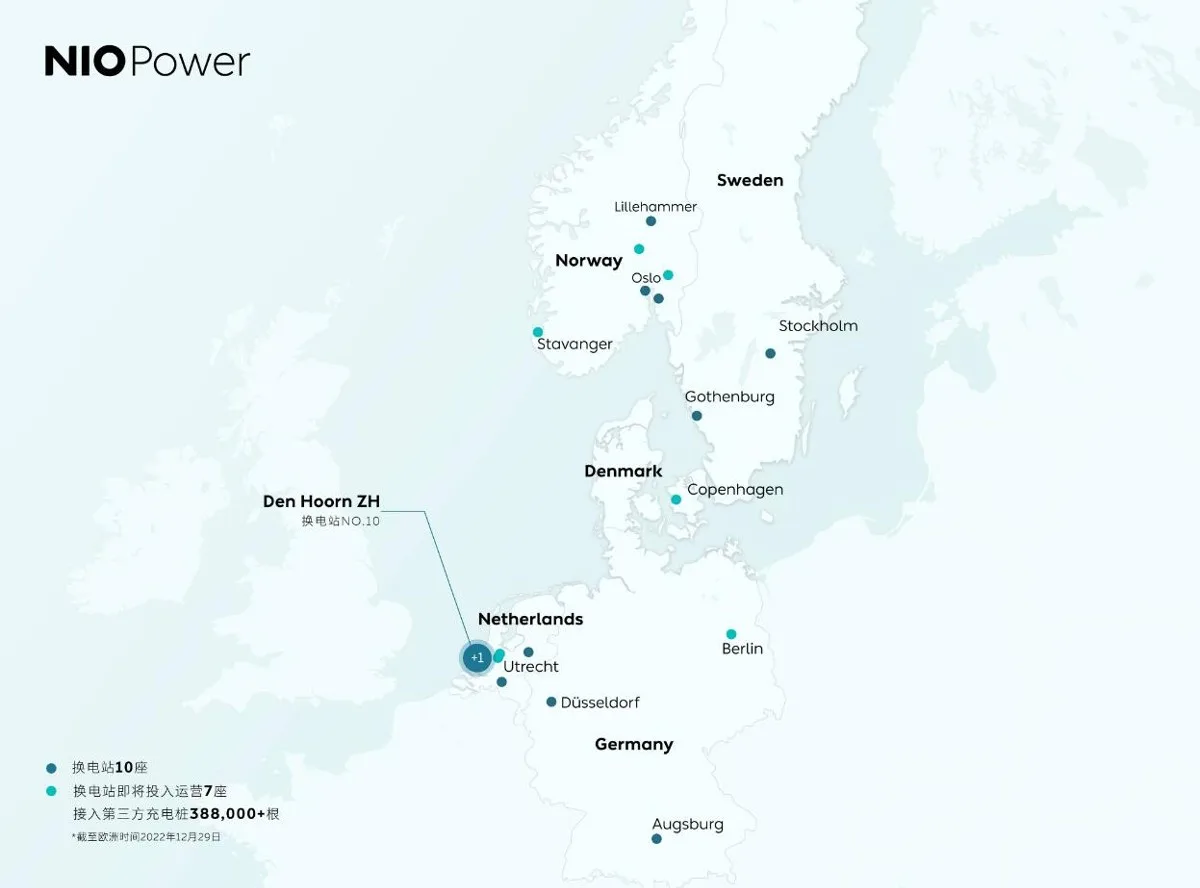 Carte géographique montrant la densité des stations d'échange de batteries Nio, avec des points lumineux indiquant les emplacements des stations.