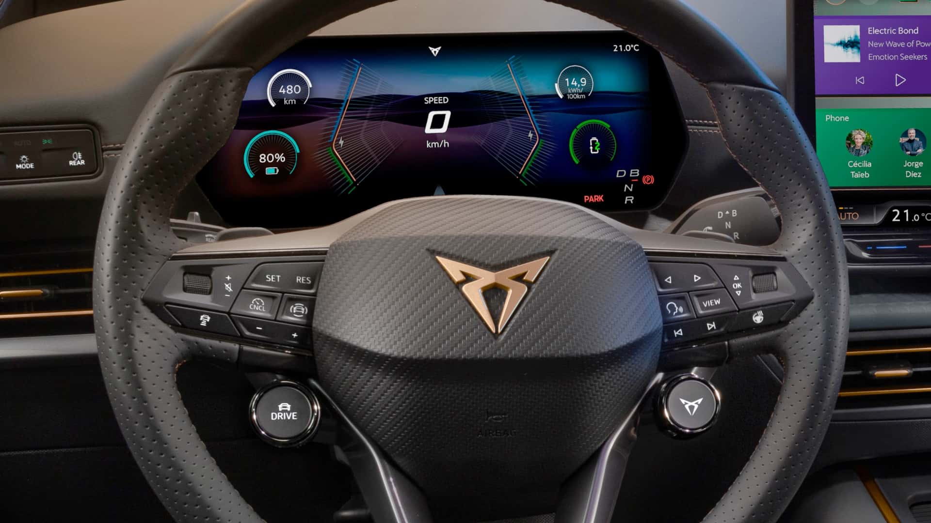 Gros plan sur le volant de la Cupra Born 2026, montrant les nouveaux boutons physiques pour une meilleure interaction.