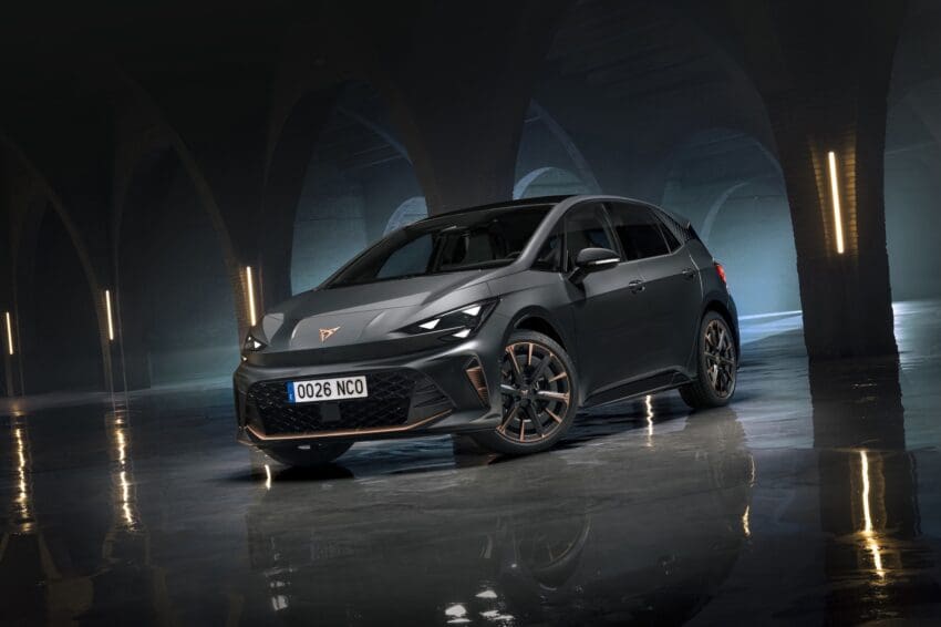Vue de trois quarts avant de la Cupra Born 2026, mettant en évidence son design agressif avec un « nez de requin » et des phares triangulaires.