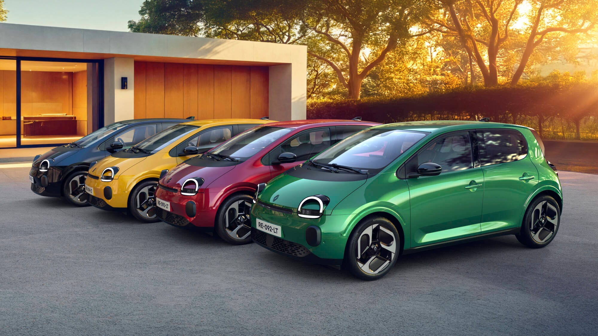 Une Renault Twingo E-Tech électrique, de couleur vive, en mouvement dans un paysage urbain.