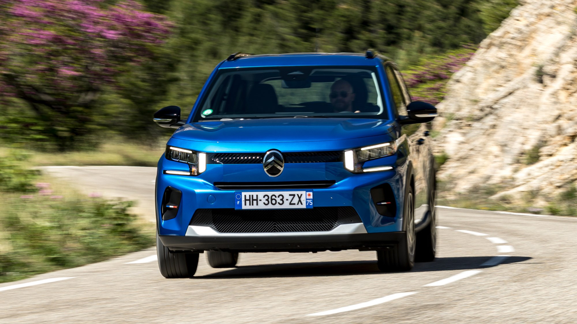 Une Citroën ë-C3 Urban Range 2026 électrique, de couleur vive, garée dans un environnement urbain moderne.