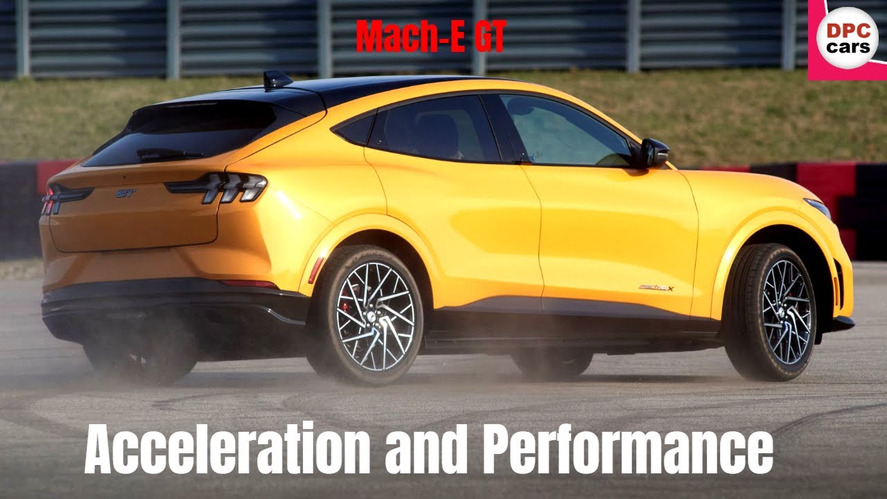 Une Mustang Mach-E GT rouge en pleine accélération sur une piste de course, avec un arrière-plan flou pour accentuer la vitesse.