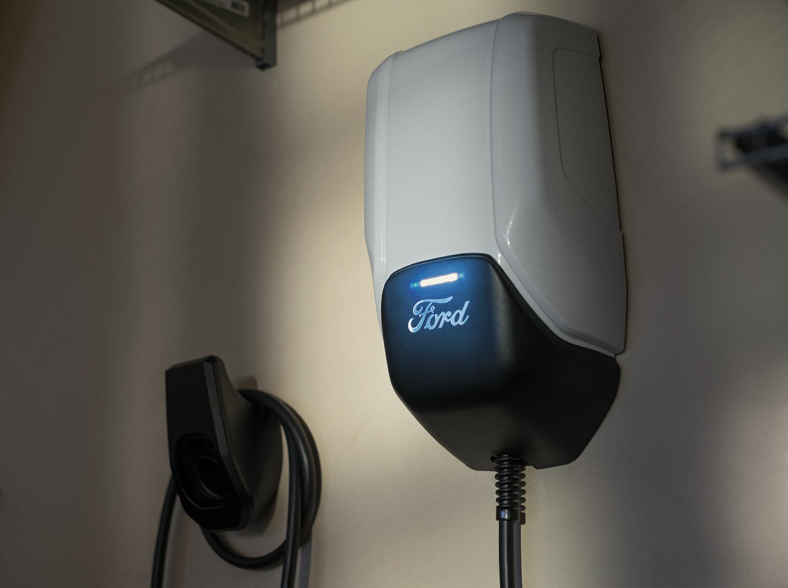 Une Mustang Mach-E GT branchée à une borne de recharge rapide, illustrant la facilité de recharge.