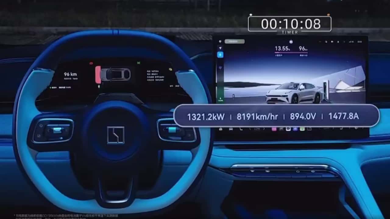 Une Zeekr 001, une voiture électrique de type shooting brake, est branchée à une borne de recharge rapide dans un environnement urbain moderne.