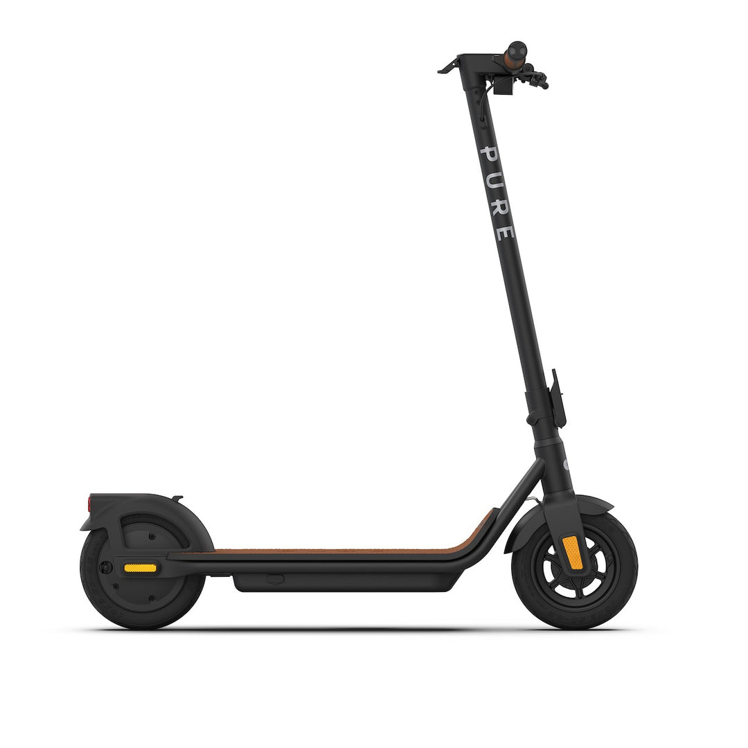 Gros plan sur une trottinette électrique Pure Air Pro 4, mettant en avant son design élégant et ses caractéristiques techniques avancées.