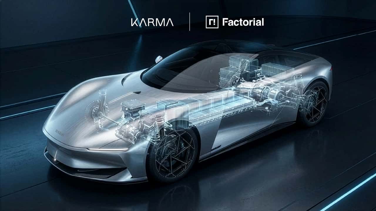 Voiture électrique Karma Automotive avec une batterie semi-solide visible, symbolisant le partenariat avec Factorial Energy.