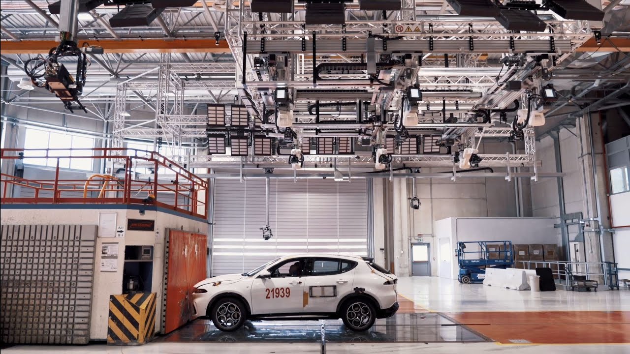Un laboratoire de recherche et développement de pointe chez Stellantis Belchamp, avec des ingénieurs travaillant sur des prototypes de batteries de véhicules électriques et des simulations numériques.