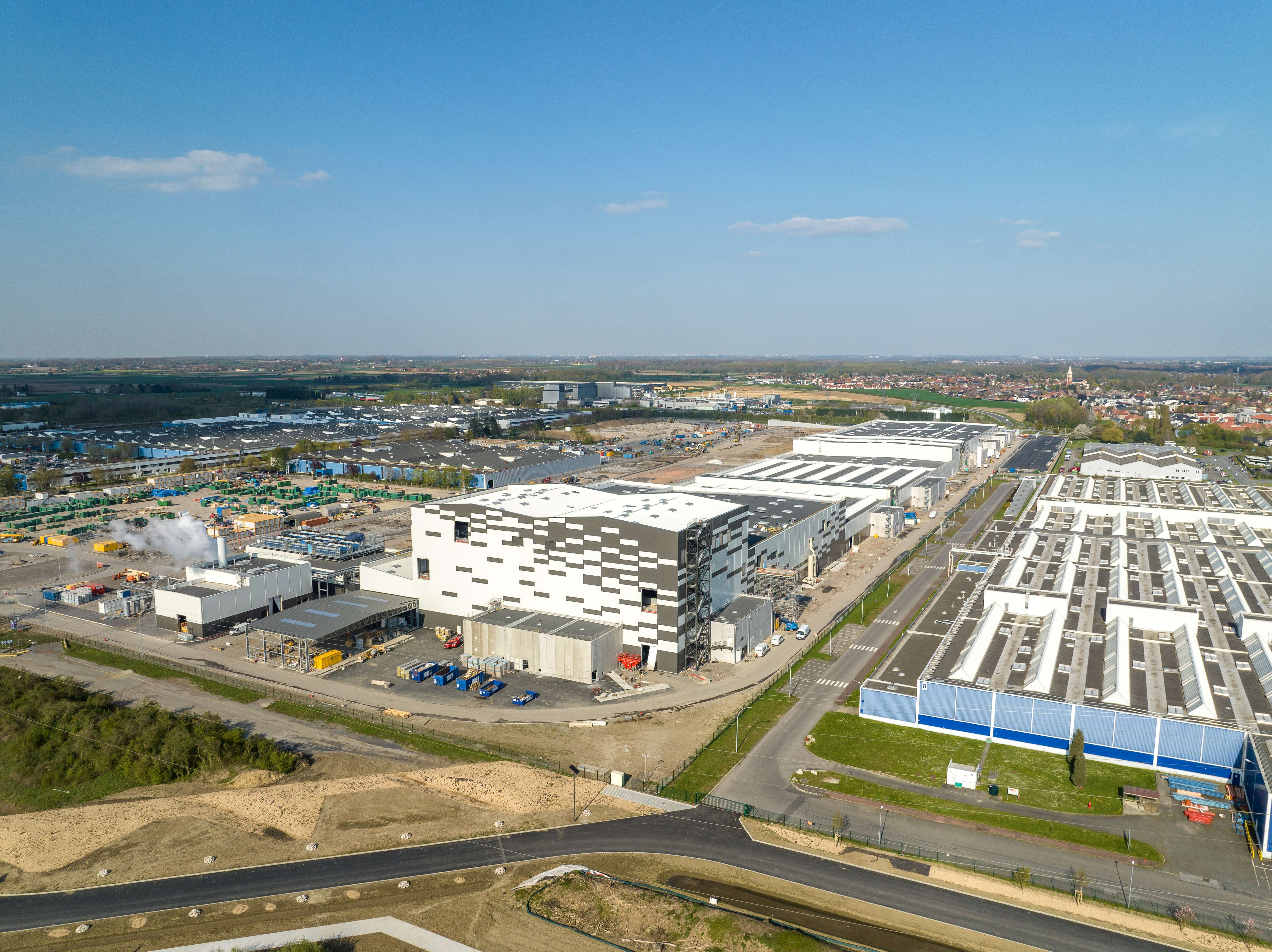 Vue extérieure de la gigafactory d'ACC à Billy-Berclau/Douvrin, en France, avec son architecture moderne et son environnement industriel.