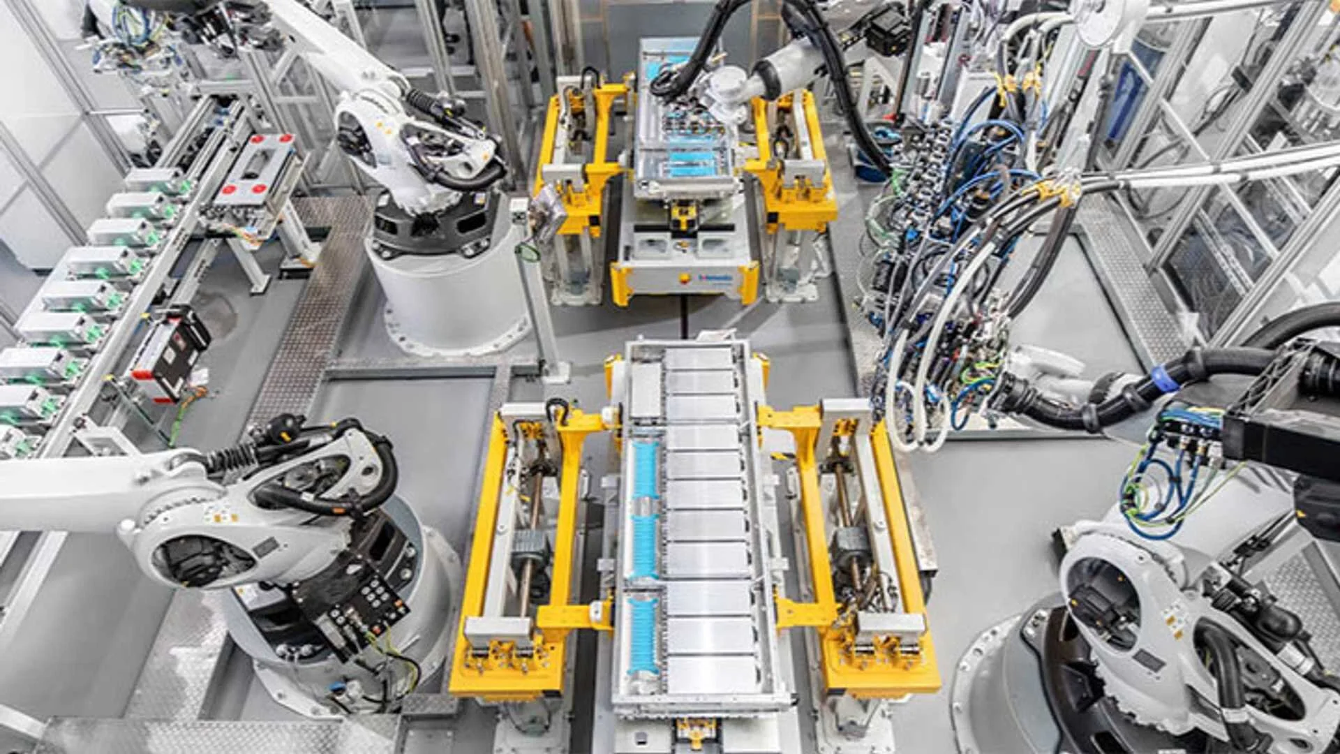 Ligne de production automatisée de batteries pour véhicules électriques, montrant des robots assemblant des cellules de batterie dans un environnement de haute technologie.