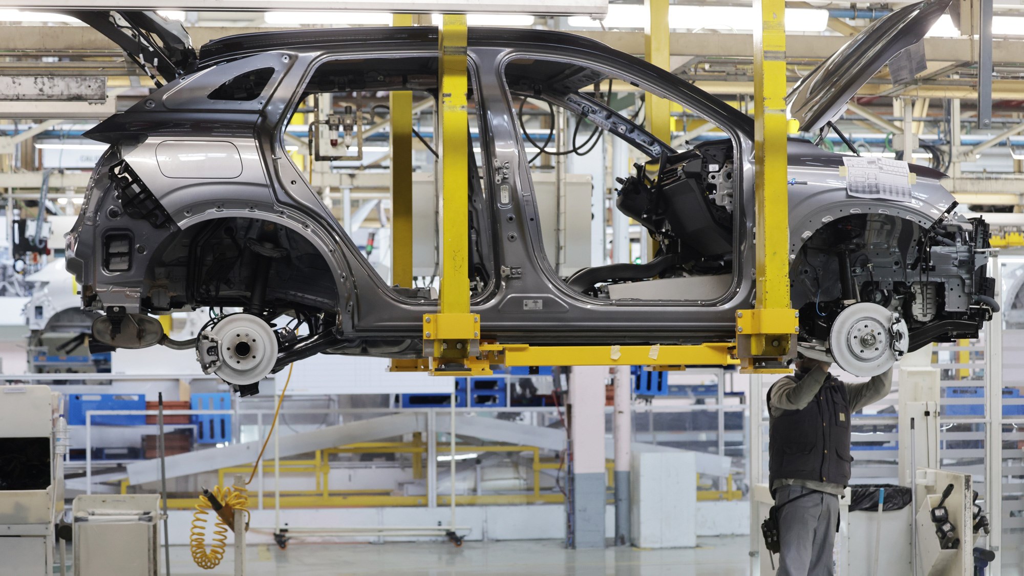Vue d'ensemble de l'usine Renault de Palencia avec des véhicules électriques en cours d'assemblage.
