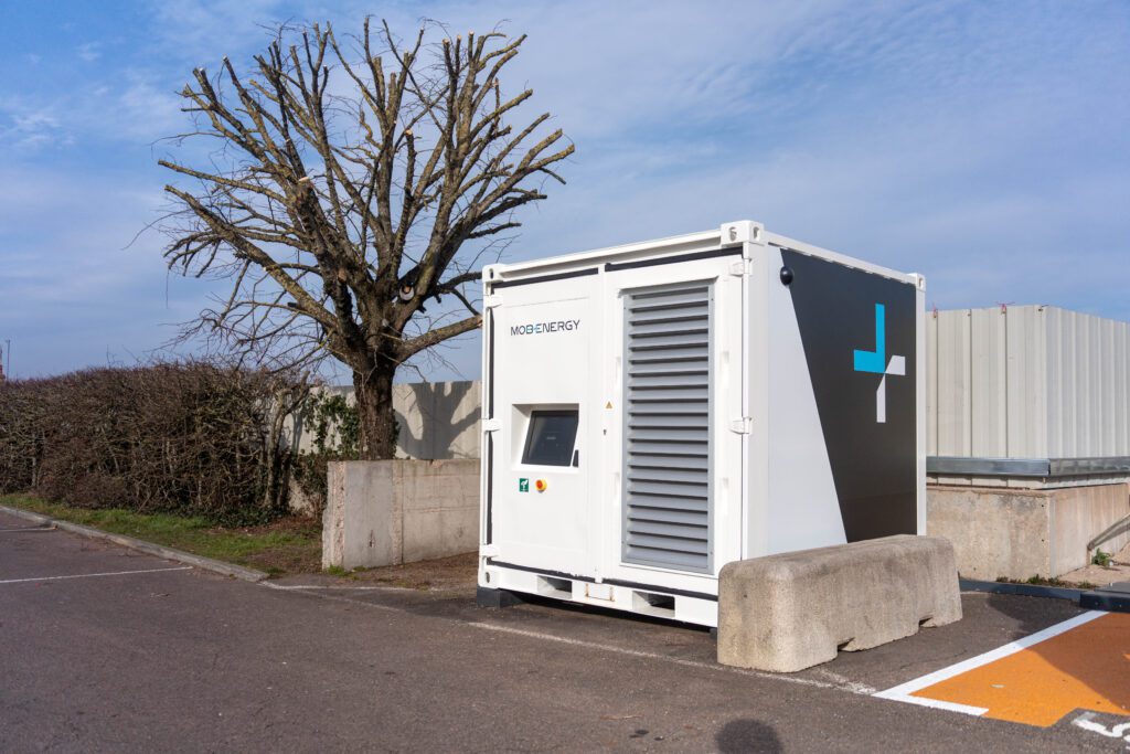 Des voitures électriques en train de recharger sur le parking d'un centre E.Leclerc.