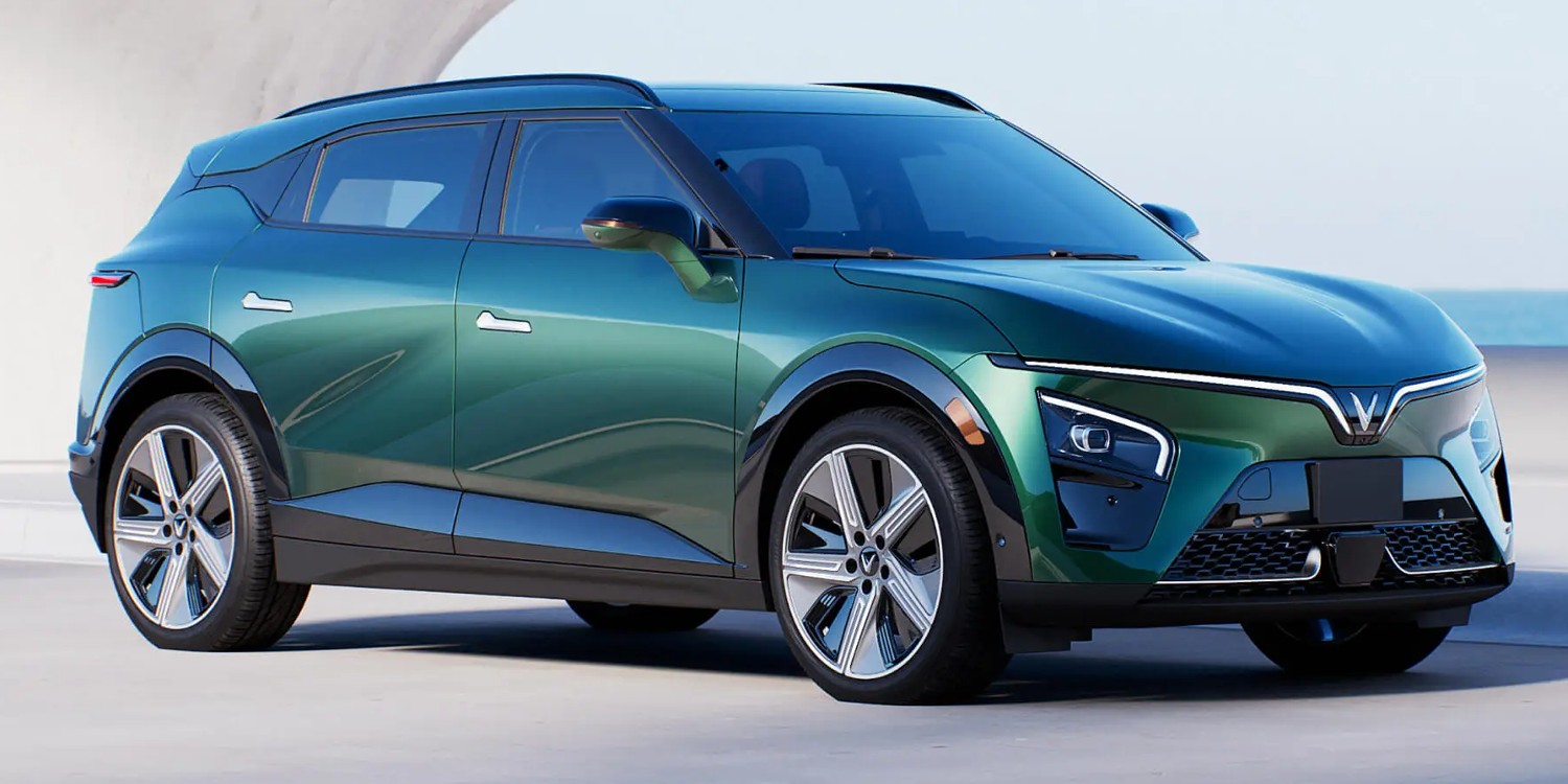 Trois modèles de véhicules électriques VinFast, le VF 6, le VF 7 et le VF 3, alignés dans un environnement moderne.
