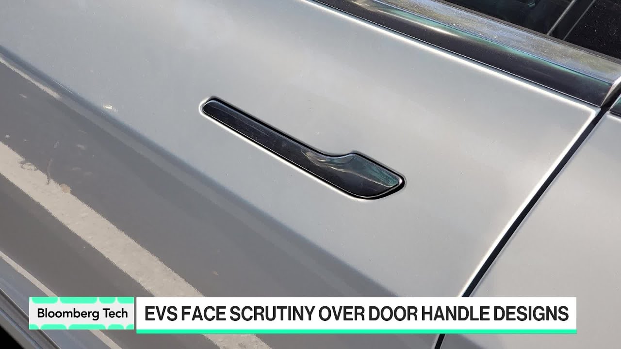 Gros plan sur la poignée de porte électrique escamotable d'une Xiaomi SU7, montrant son intégration fluide dans la carrosserie.