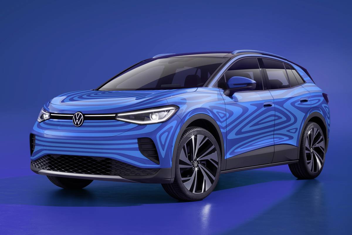 Un SUV électrique Volkswagen ID.4 blanc roulant sur une autoroute américaine.