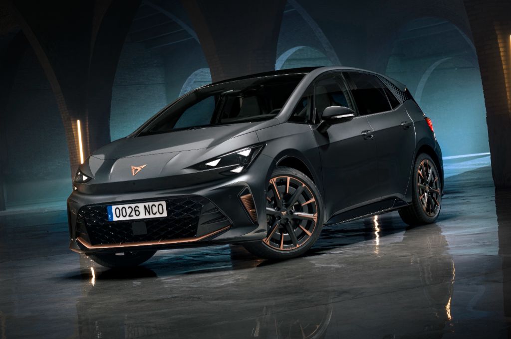 Vue de face de la Cupra Born restylée 2026, mettant en évidence ses phares affinés et son design agressif.