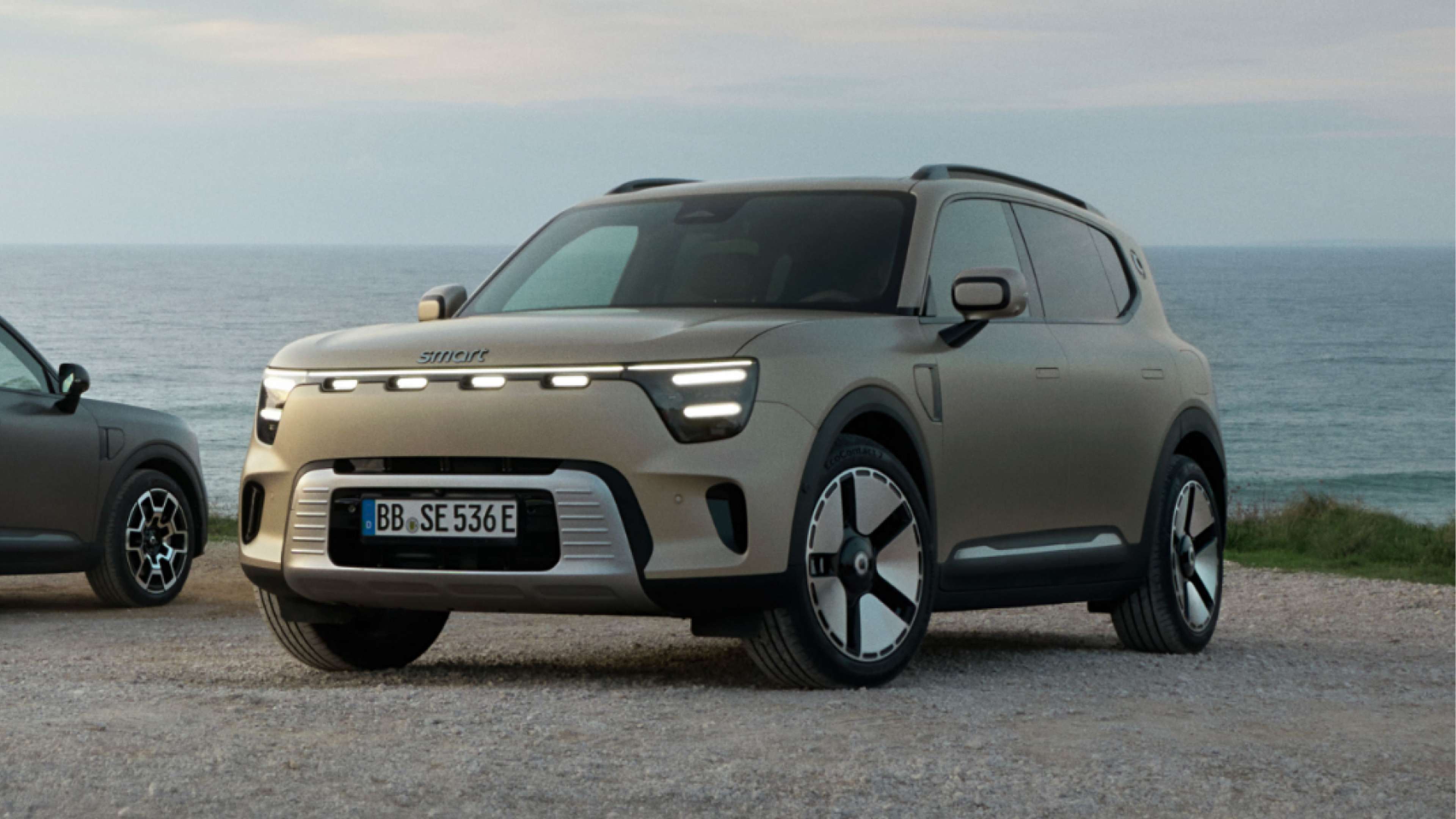 Vue extérieure du Smart #5, un SUV électrique, mettant en avant ses lignes modernes et sa calandre minimaliste.