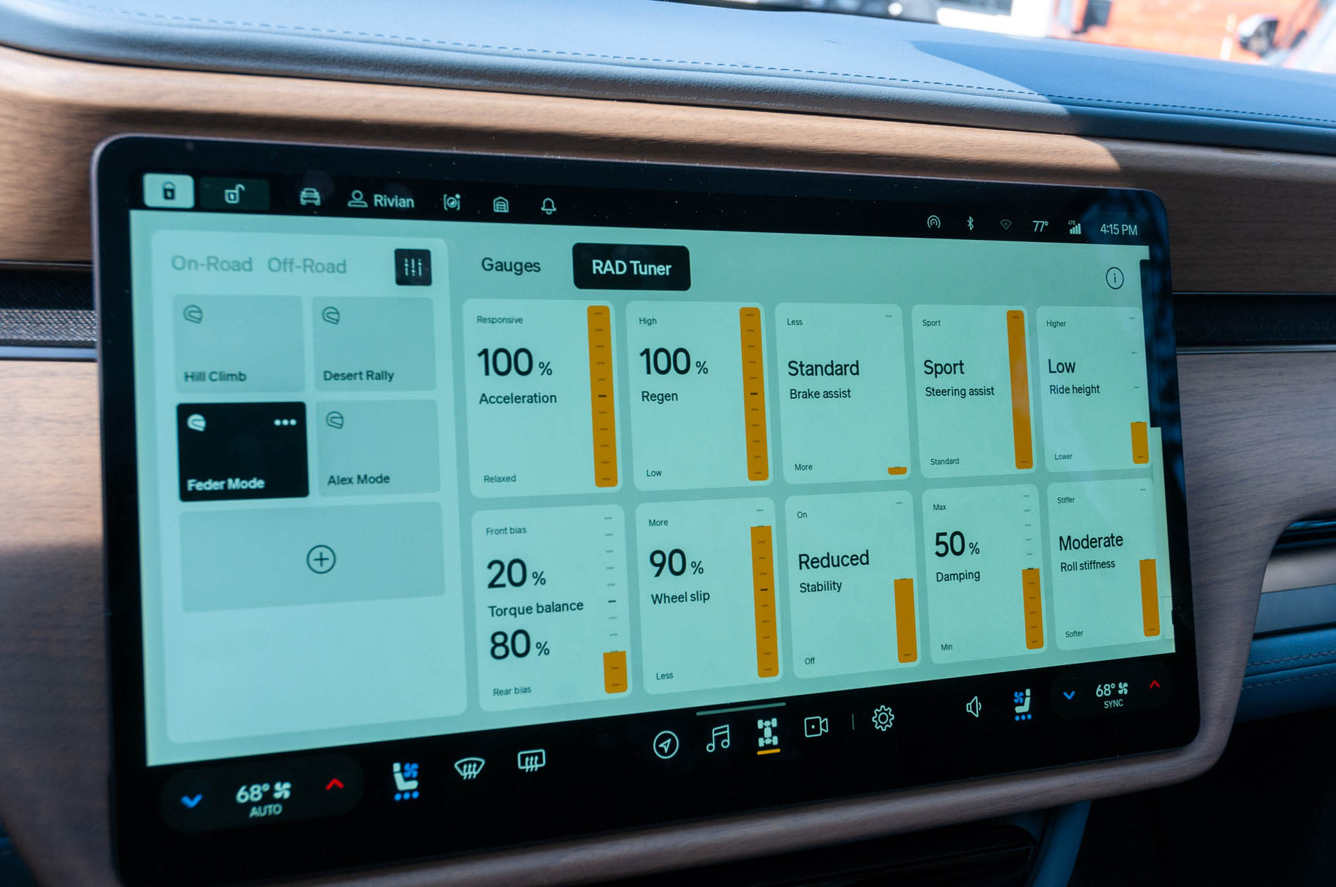 Gros plan sur l'écran tactile d'un Rivian R1T ou R1S montrant l'interface du RAD Tuner avec des options de personnalisation de la conduite.