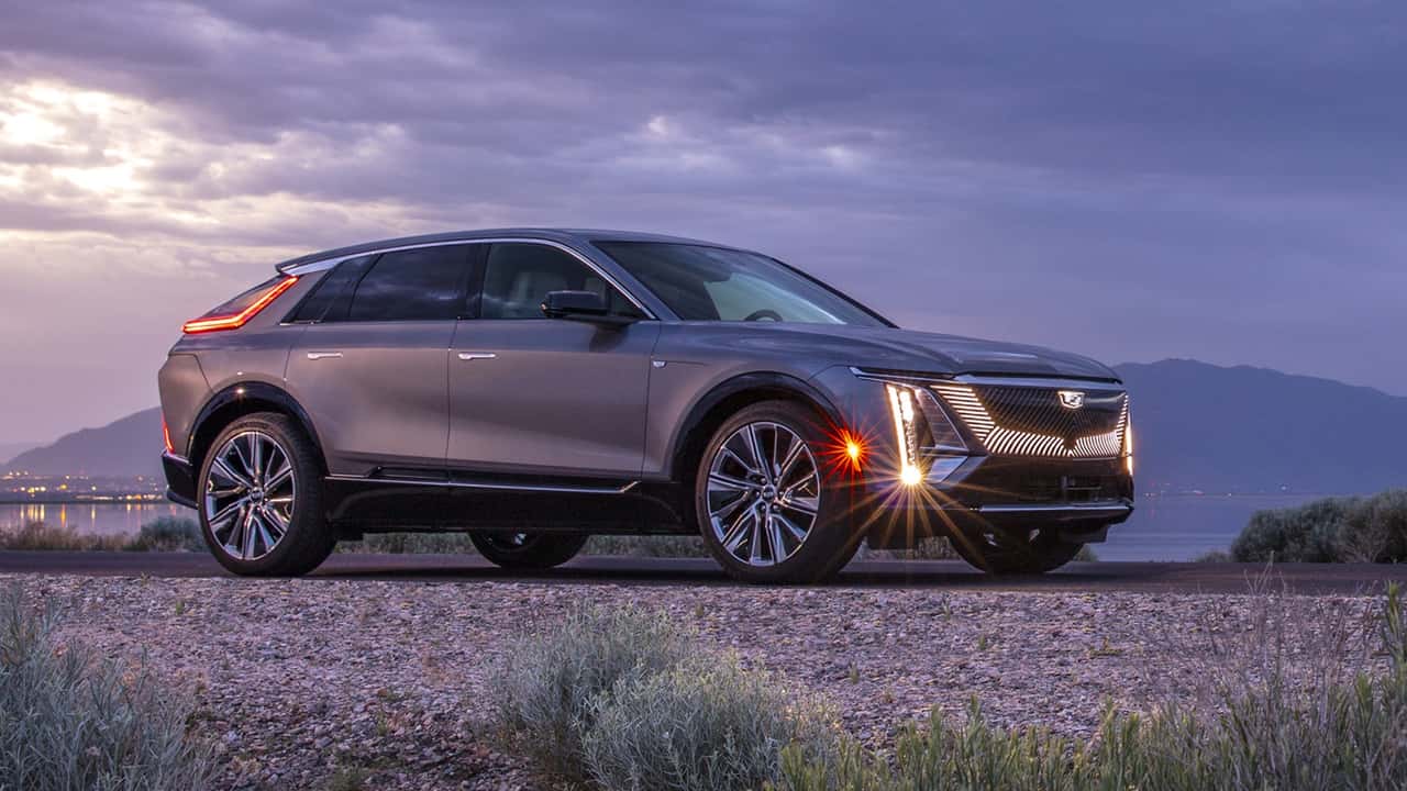 Vue d'ensemble d'un concessionnaire de voitures électriques de luxe d'occasion en 2026, avec plusieurs modèles haut de gamme exposés.