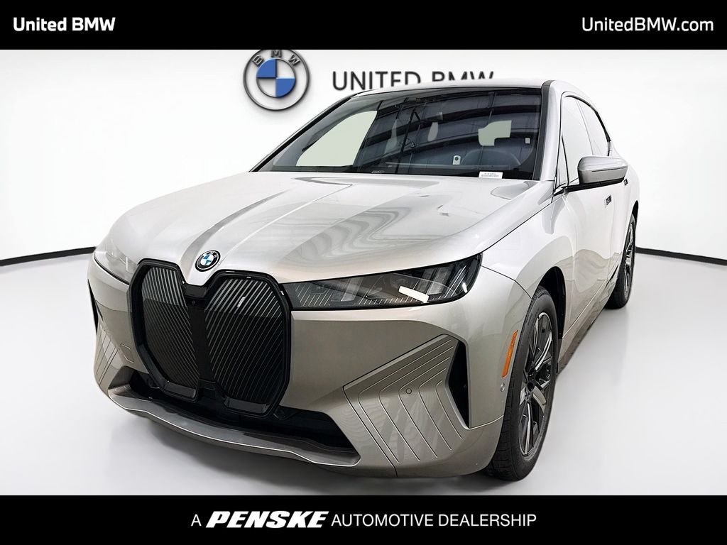 Vue d'ensemble d'un concessionnaire de voitures électriques de luxe d'occasion en 2026, avec plusieurs modèles haut de gamme exposés.