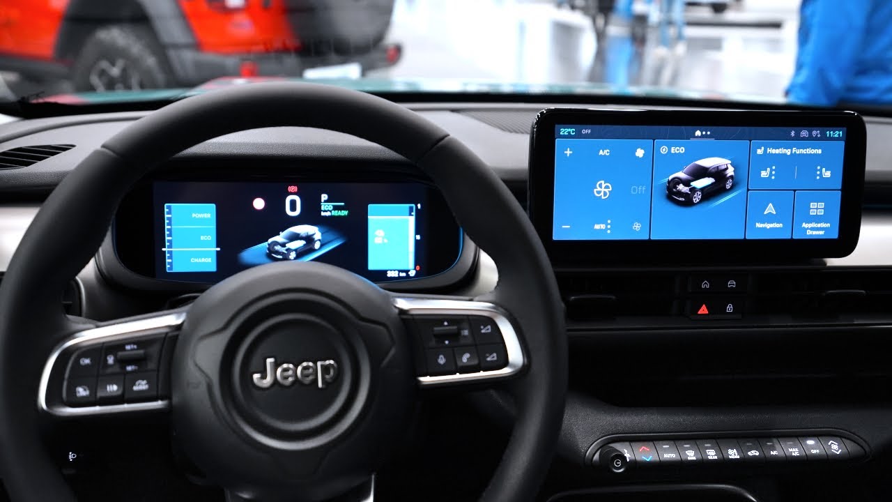 Tableau de bord intérieur d'une Jeep Avenger électrique, avec un gros plan sur l'écran central.