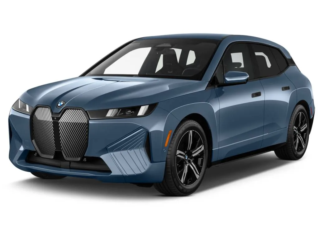 Un SUV électrique BMW iX de couleur foncée garé devant une maison moderne, avec un ciel bleu et de la verdure en arrière-plan.