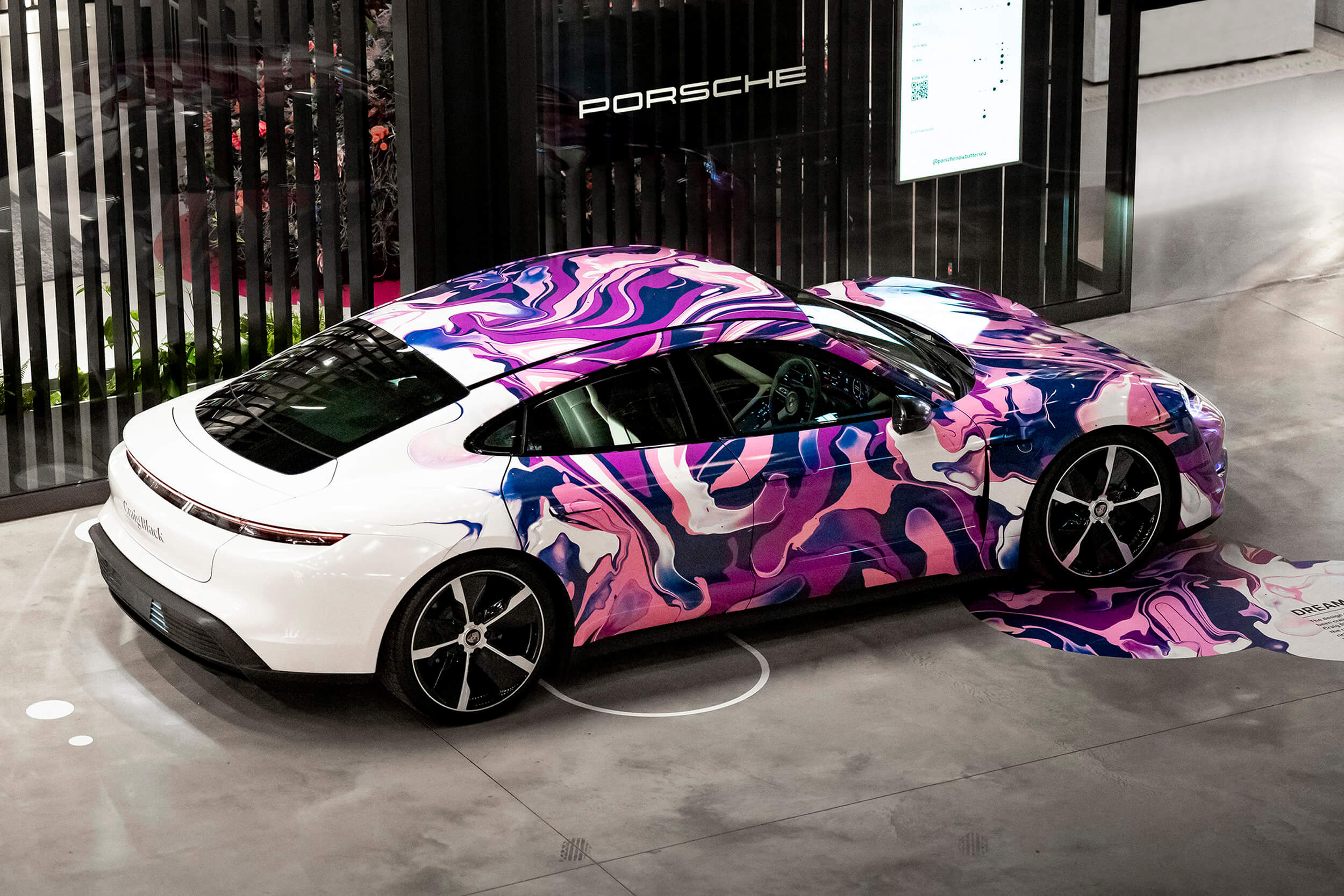 Image conceptuelle d'une voiture futuriste combinant les caractéristiques de la Porsche Panamera et de la Taycan.
