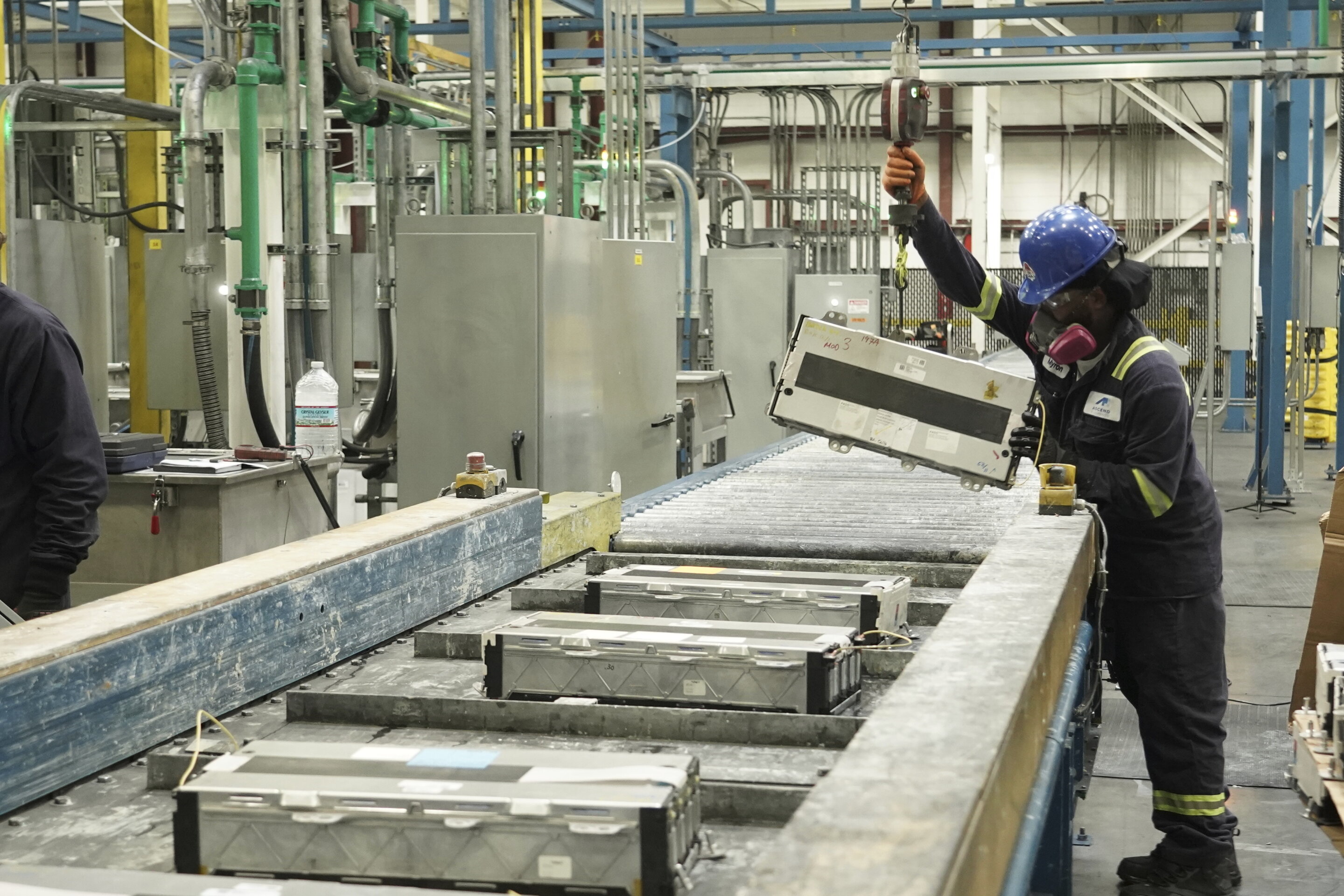 Une usine de recyclage de batteries de véhicules électriques, avec des robots et des techniciens, illustrant l'efficacité du processus de recyclage.
