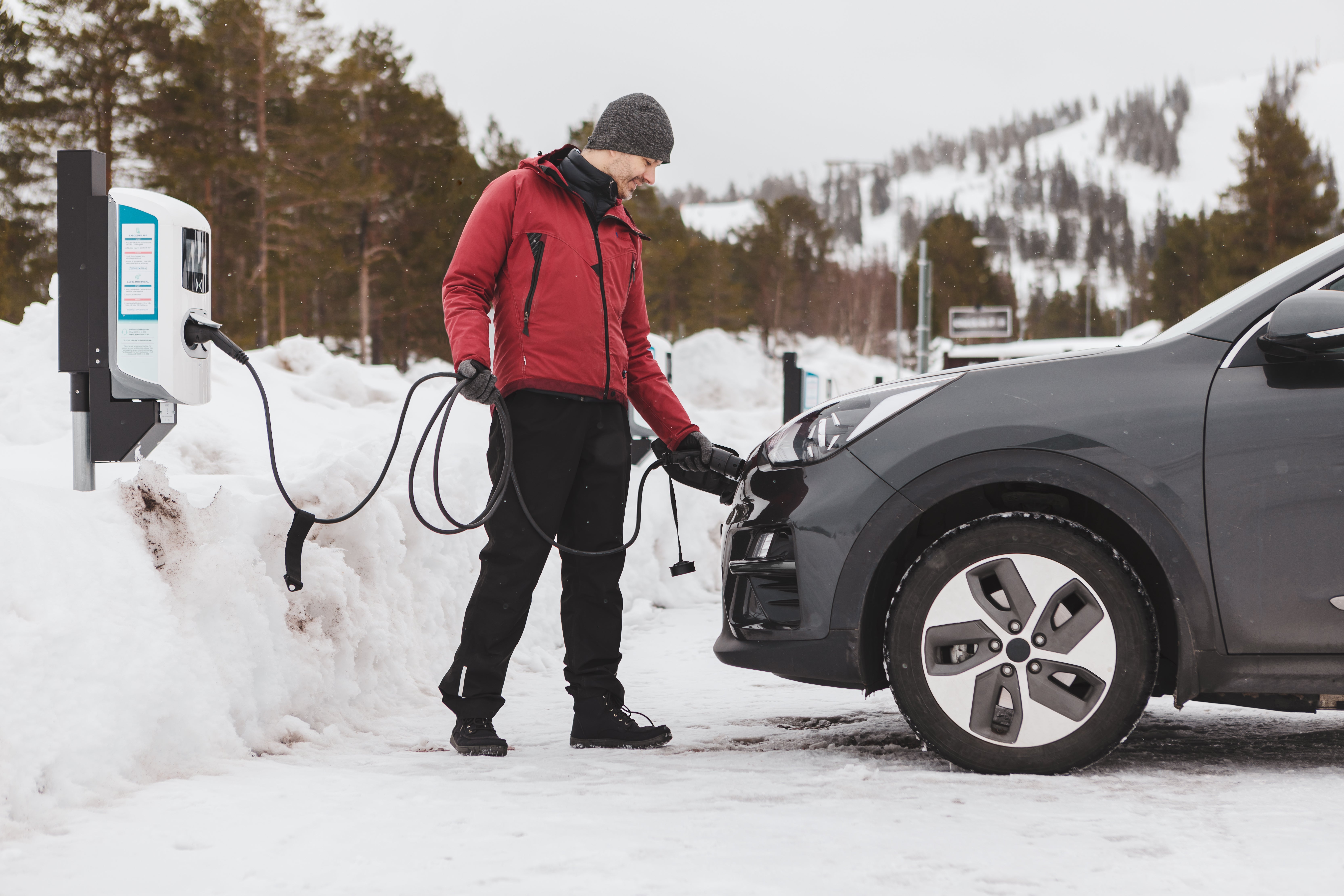 Voiture électrique avec batterie sodium-ion CATL Naxtra testée dans un paysage enneigé et glacial, soulignant sa robustesse au froid.