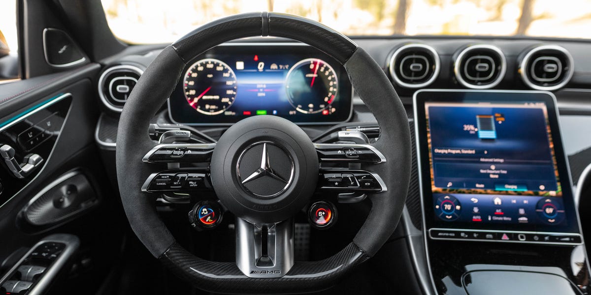 Tableau de bord d'une Mercedes-Benz récente avec un écran noir, illustrant la panne des systèmes électroniques.