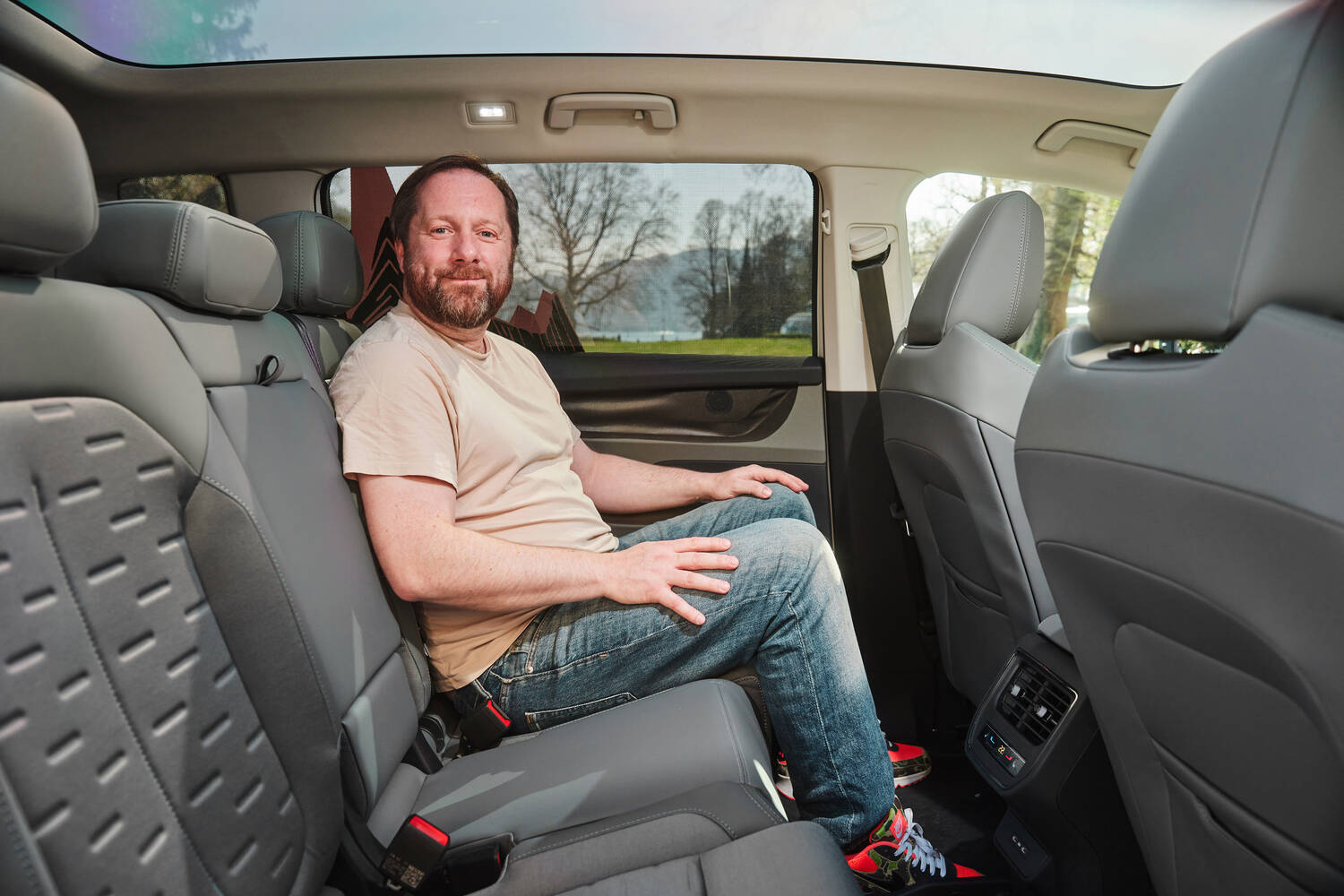 Intérieur du Skoda Peaq 2026, montrant les trois écrans tactiles et l'espace intérieur.