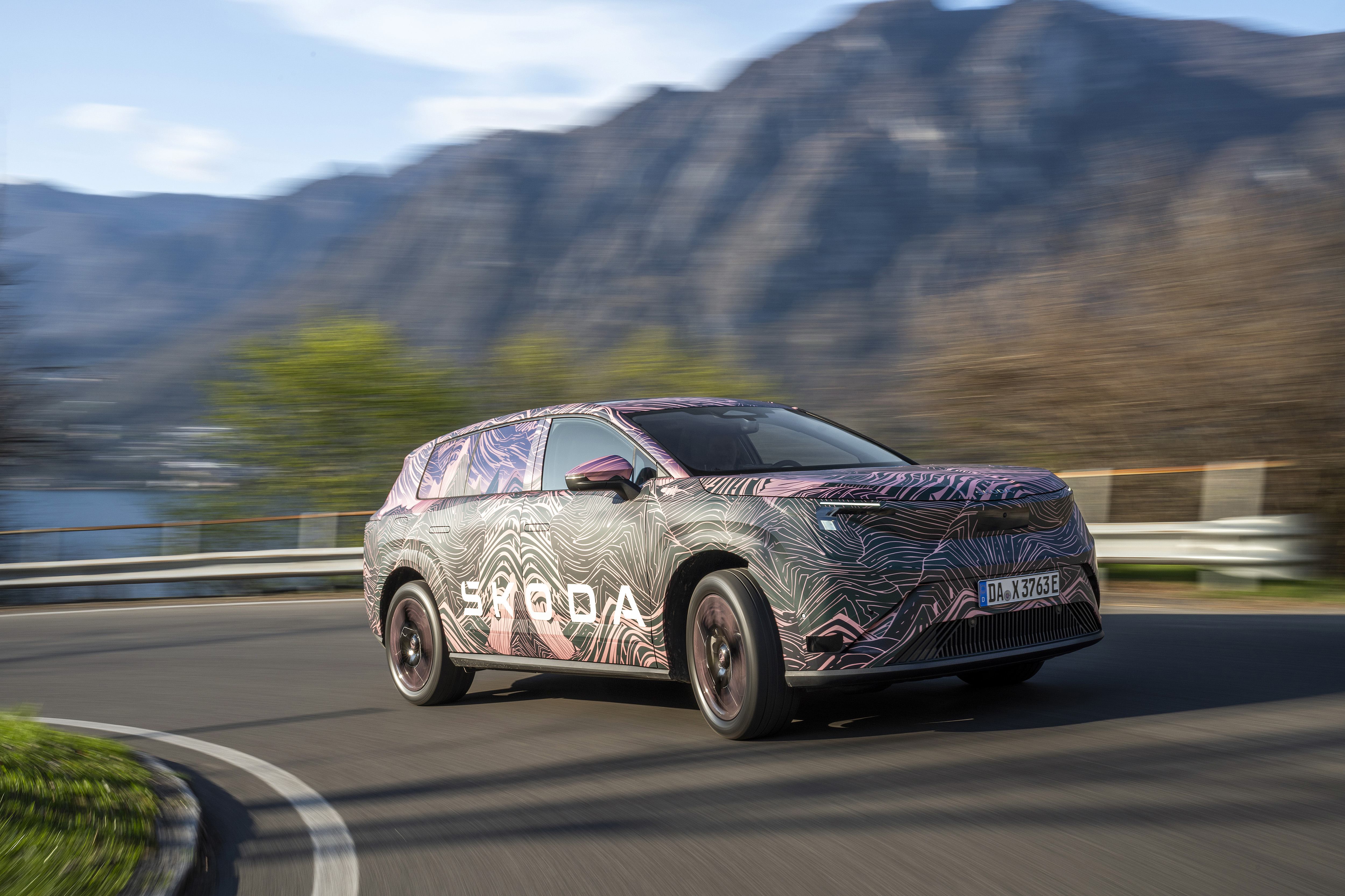 Vue extérieure du Skoda Peaq 2026, un grand SUV électrique familial, sur une route de montagne.