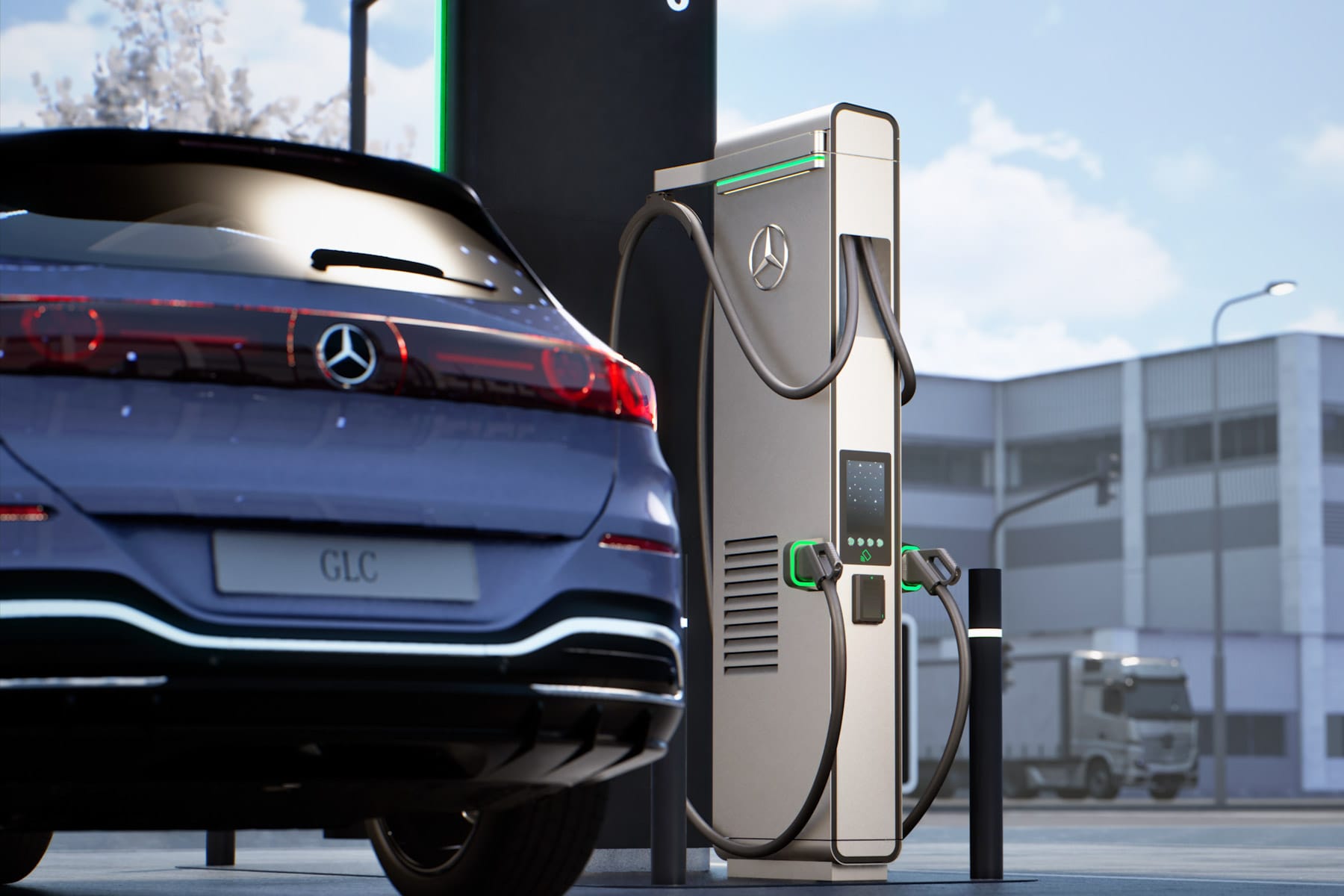 Un gros plan d'un Mercedes GLC électrique branché à une station de recharge rapide, avec les câbles de charge bien visibles.