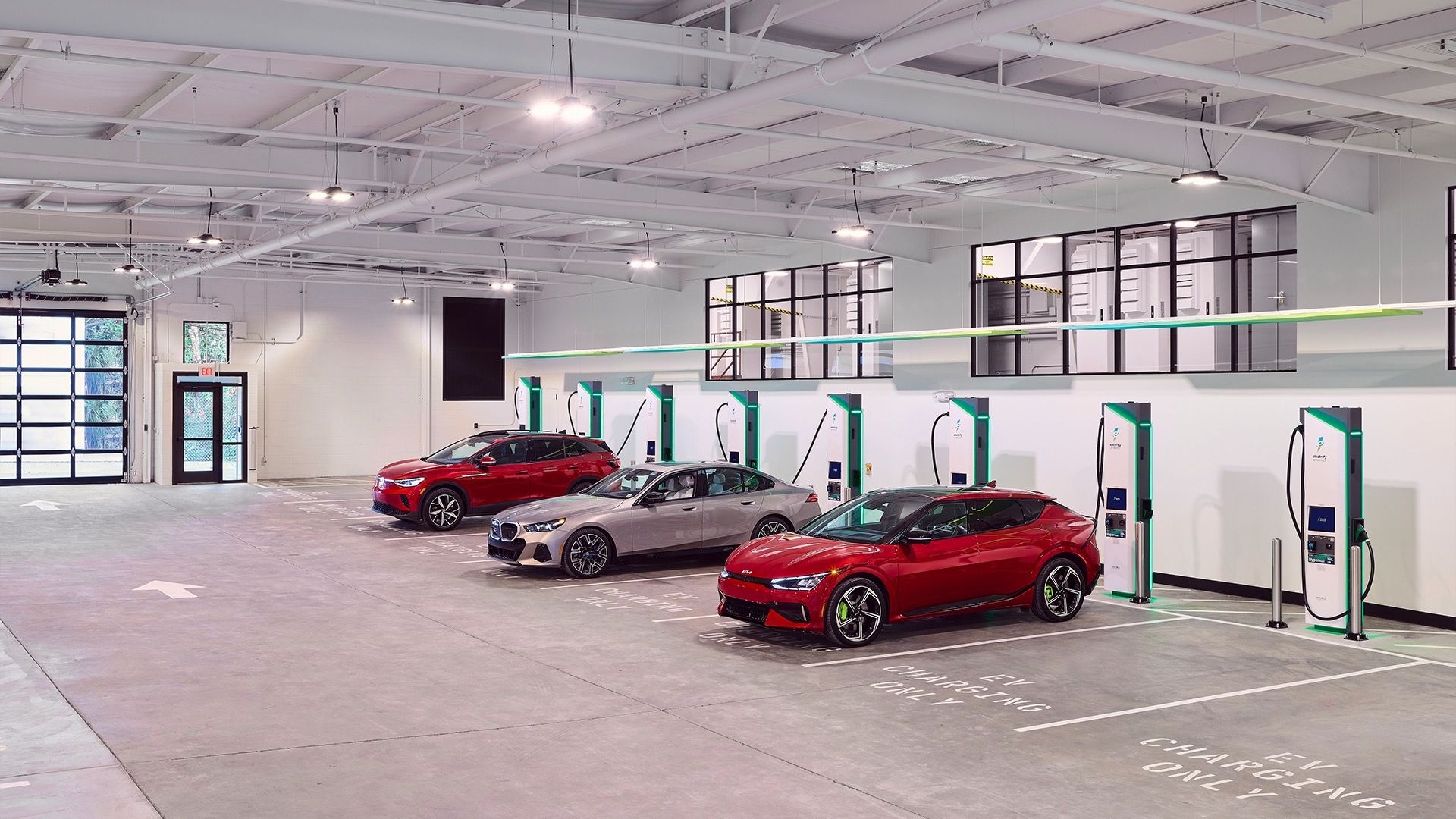 Une voiture électrique en charge à une borne publique dans un environnement urbain animé, illustrant la disponibilité des infrastructures de recharge.