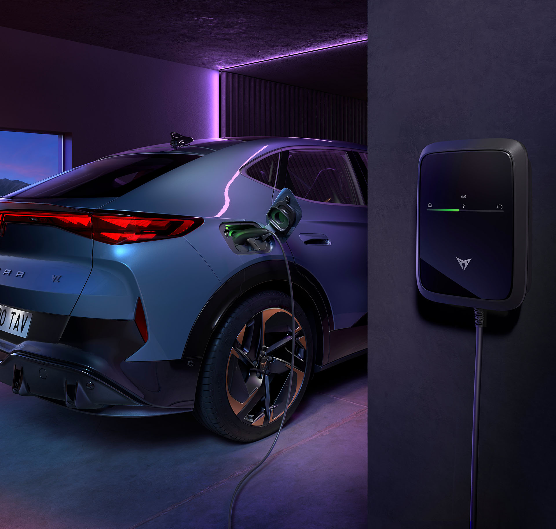 Un SUV électrique Cupra Tavascan gris foncé en train de charger à une borne de recharge moderne.