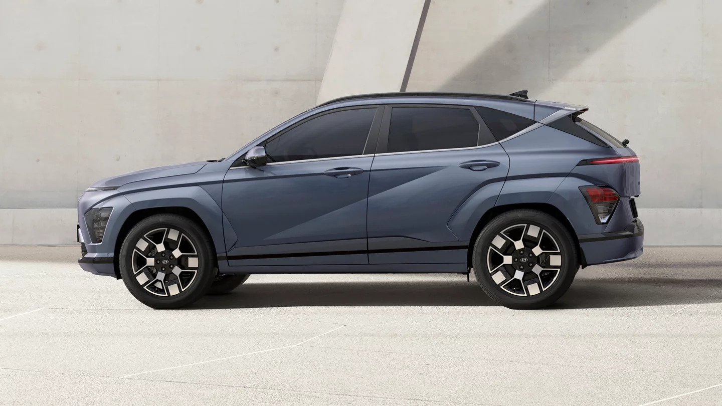 Vue de trois quarts avant du Hyundai Kona Électrique 2024, mettant en évidence ses phares LED minces et son design avant futuriste.