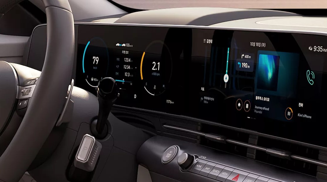 Intérieur du Hyundai Kona Électrique 2024, montrant le tableau de bord numérique et l'écran tactile central avec des sièges en cuir.