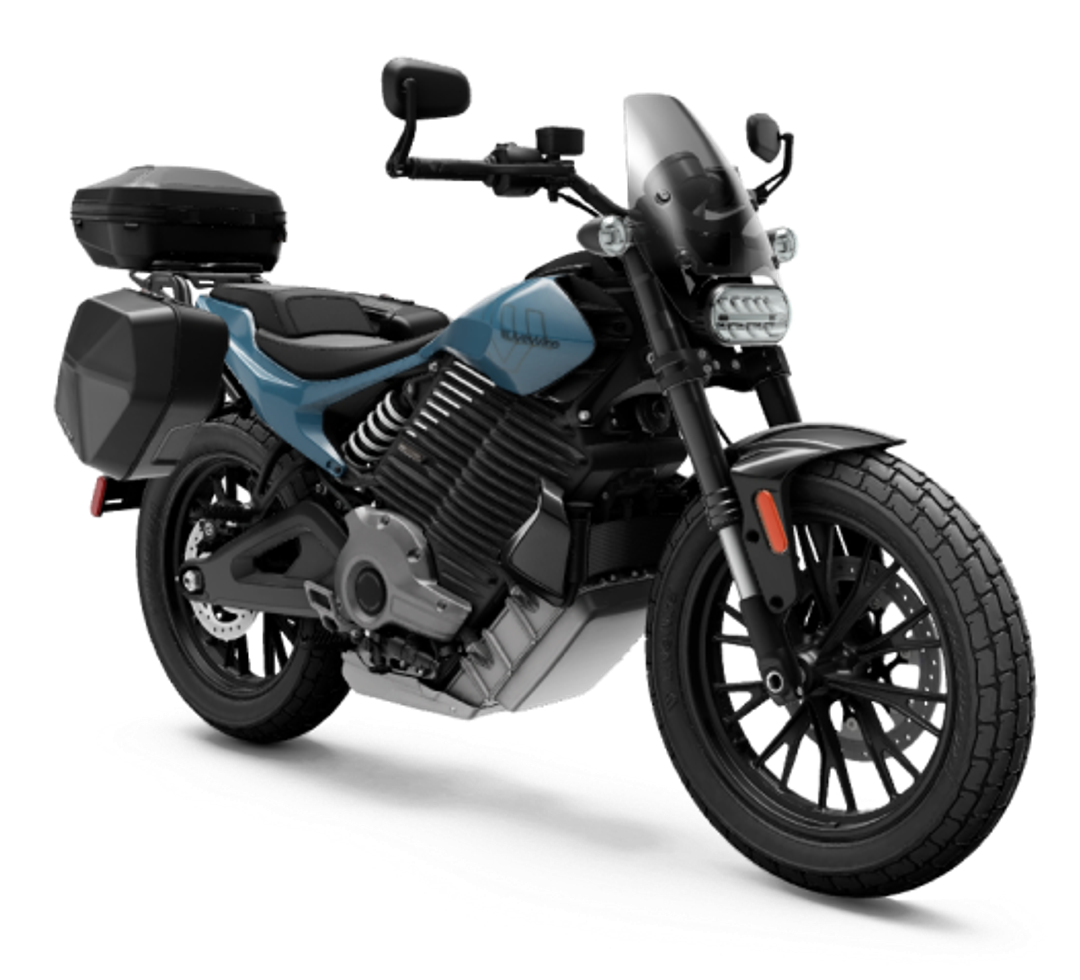 Une moto électrique LiveWire roulant sur une piste en terre battue, avec un pilote en équipement complet. Le paysage est accidenté et naturel.