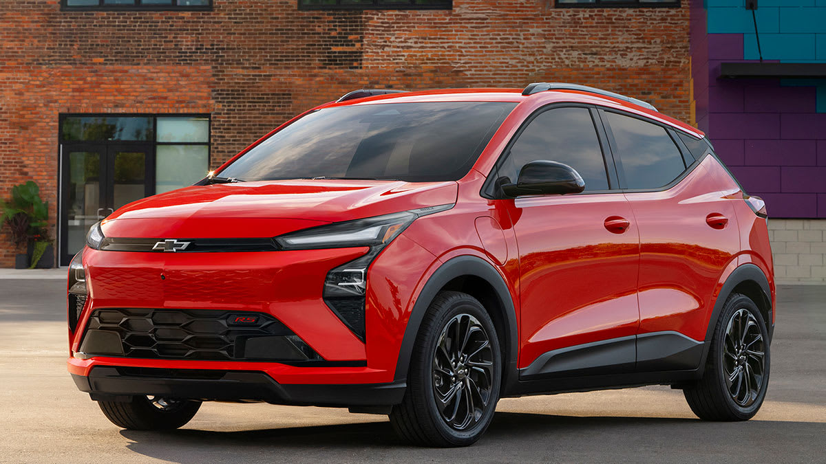 La nouvelle génération de Chevrolet Bolt EV, avec un design extérieur modernisé, garée dans un environnement urbain.