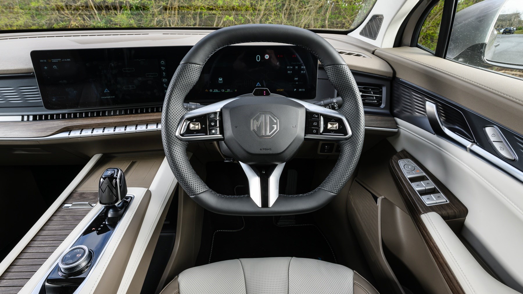 Tableau de bord du MG S9 PHEV 2026, mettant en avant les écrans numériques et les commandes en aluminium.