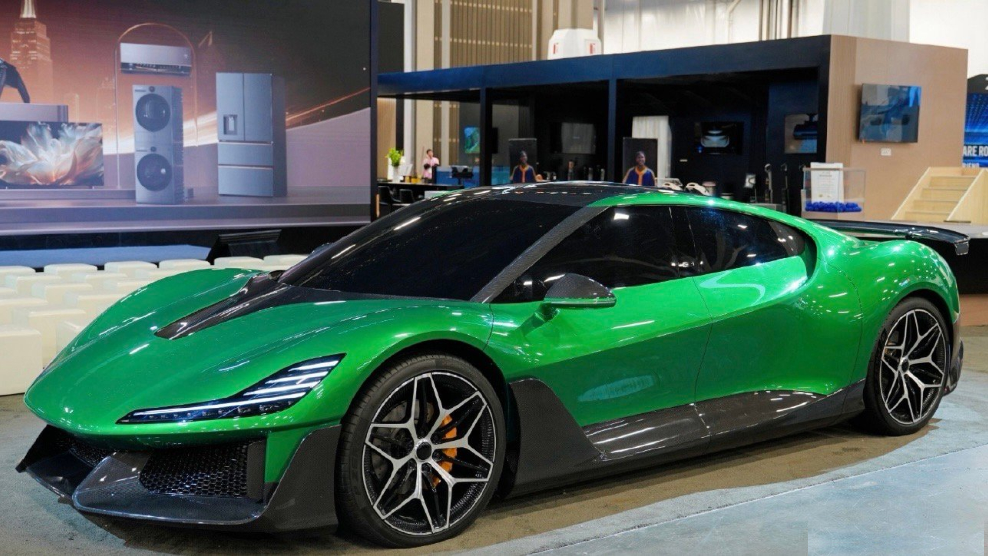 Vue de face de la Dreame Nebula Next 01, une hypercar électrique futuriste avec une lame avant agressive et un diffuseur arrière surdimensionné, exposée au CES.