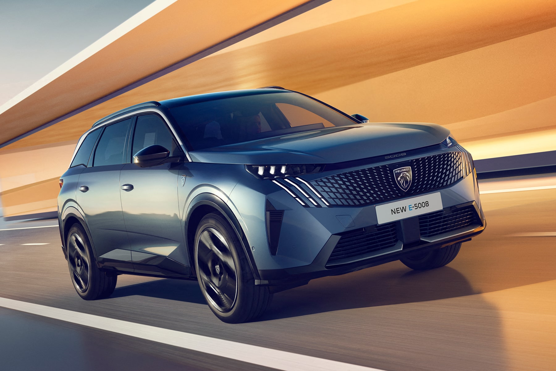 Une Peugeot E-3008 électrique, modèle SUV, de couleur sombre, garée dans un environnement moderne et épuré.