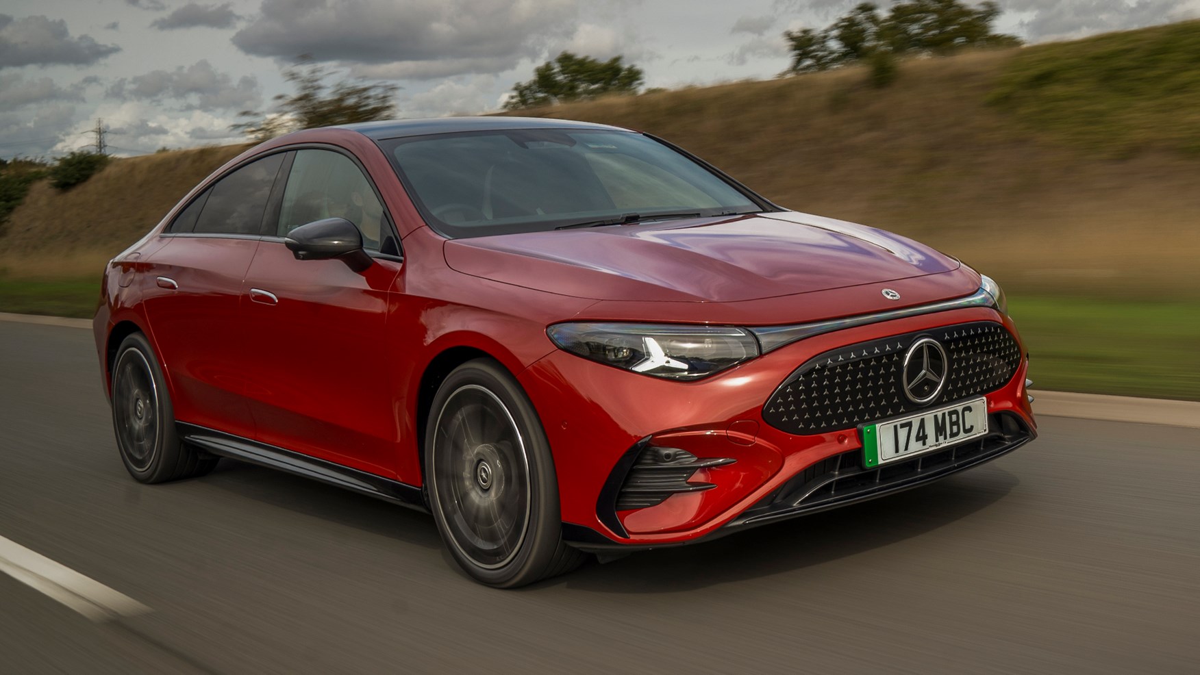 Une Mercedes CLA Coupé 250+ EQ Progressive grise roulant sur une autoroute dégagée sous un ciel bleu.