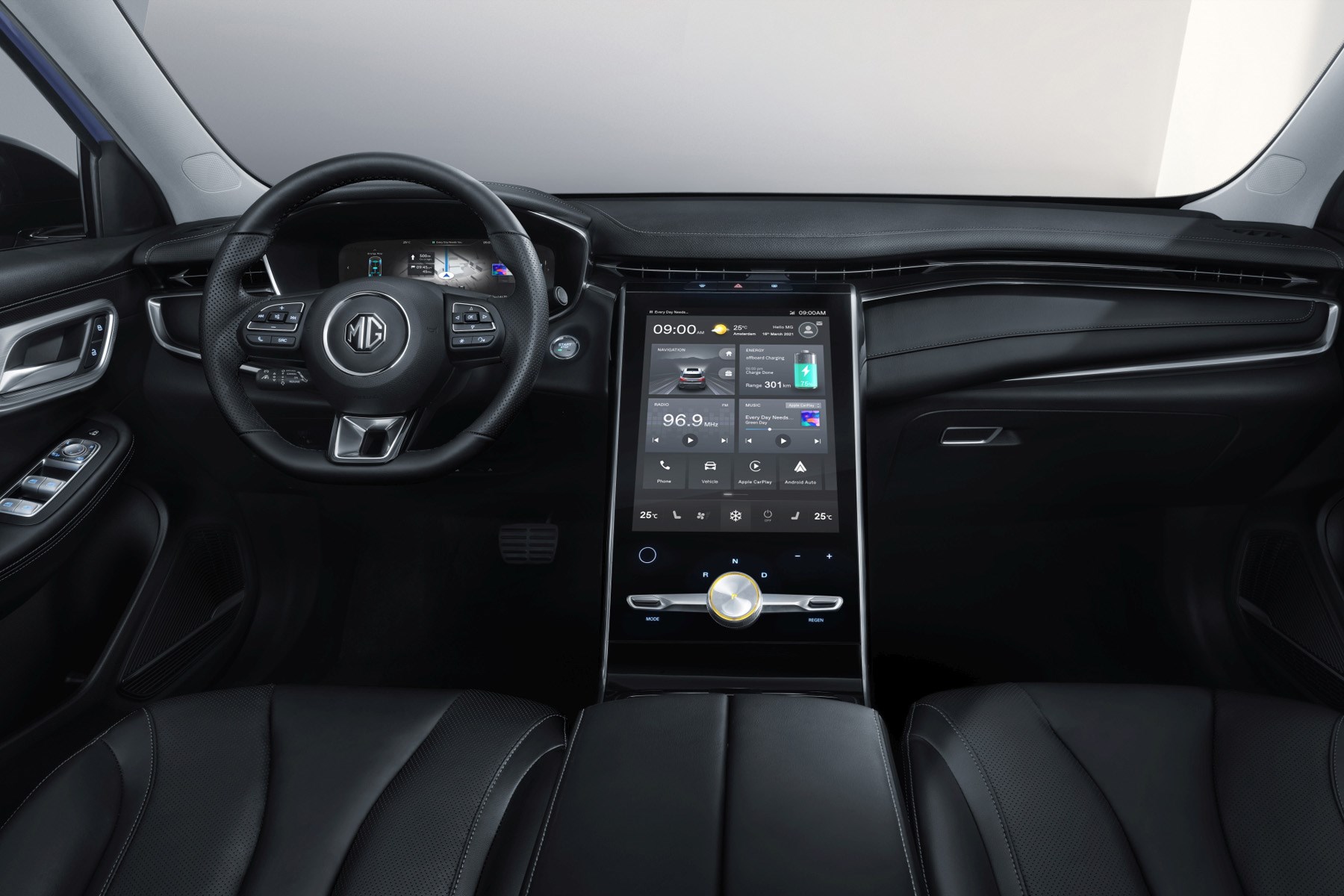 Vue de l'intérieur d'un SUV électrique MG Marvel R, montrant le tableau de bord numérique, le grand écran central et le volant multifonction.